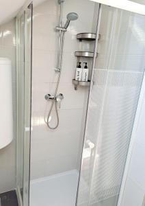 una ducha con puerta de cristal en un baño en Sorelle apartment, en Korčula 15 fotos más