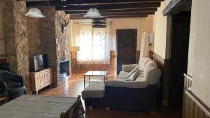 Televízia a/alebo spoločenská miestnosť v ubytovaní Apartamento Rural Sierra de Segura