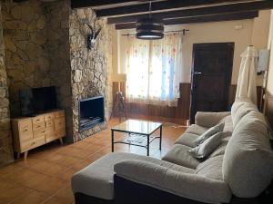 Televízia a/alebo spoločenská miestnosť v ubytovaní Apartamento Rural Sierra de Segura
