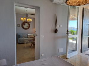 a room with a door leading to a living room at Casa Bernocchi - Luminoso trilocale con giardino e vista mare in Santa Reparata