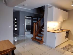 Kuchyňa alebo kuchynka v ubytovaní Dom Mazurska Apartamenty + 15 fotografií