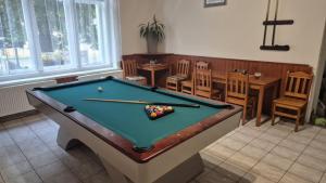 Більярд в Hotel Radnice Dobrovice