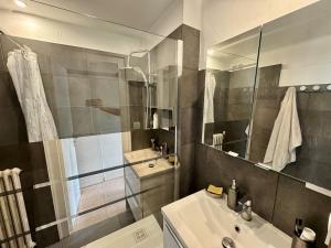 シャランにあるGrand Appartement Cosy Et Terrasseのシャワー、トイレ、洗面台を備えたバスルーム +26枚の写真