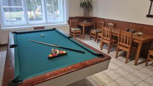 Більярд в Hotel Radnice Dobrovice