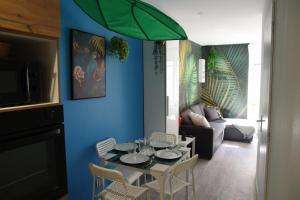 a living room with a table and chairs at Bulle tropicale jungle in Clermont-Ferrand