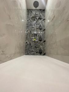 瓦伦西亚Lounge garden sea relax的一间设有石墙和吊灯的房间