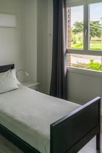 Posteľ alebo postele v izbe v ubytovaní H.A.N.D Surf Hostel