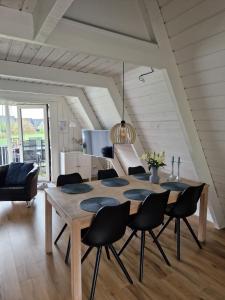 una sala da pranzo con tavolo e sedie in legno di Holiday home golf house in beautiful Himmerland Farsø a Farsø Altre 8 foto