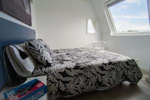 Posteľ alebo postele v izbe v ubytovaní H.A.N.D Surf Hostel