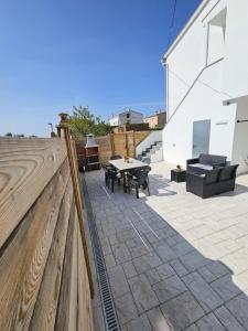 un patio con tavolo, sedie e una recinzione di Apartamento Cala i Bosc en Mont-ras - Palafrugell - Costa Brava a Montrás