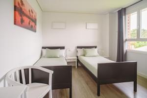 Posteľ alebo postele v izbe v ubytovaní H.A.N.D Surf Hostel