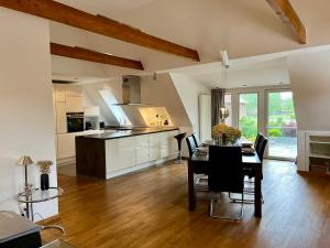 a kitchen and dining room with a table and chairs at Michels Apartment Gütersloh in Gütersloh