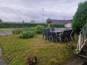a table and chairs in a yard with flowers at Villa Auszeit in Kleinpöchlarn