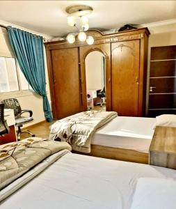 Кровать или кровати в номере شقة مفروشة في ارقي منطقة بالجيزة في قلب المناطق السياحية والجامعات وجميع الخدمات +11 фотографий