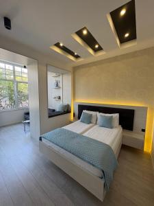 萨拉热窝Boulevard Apartments的带一张大床和一面镜子的卧室