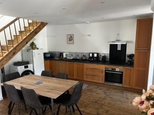 Η κουζίνα ή μικρή κουζίνα στο Petite maison de village