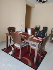 リーブルヴィルにあるAppart Acapulco 2chbres 2sdbのダイニングルーム(椅子、テーブル付) +18枚の写真