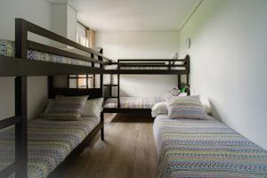 Posteľ alebo postele v izbe v ubytovaní H.A.N.D Surf Hostel