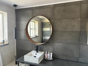un baño con lavabo y espejo en Park Terrace Family Room, en Glastonbury