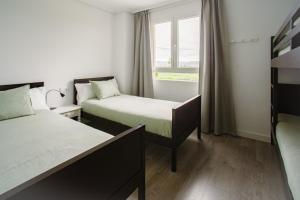 Posteľ alebo postele v izbe v ubytovaní H.A.N.D Surf Hostel