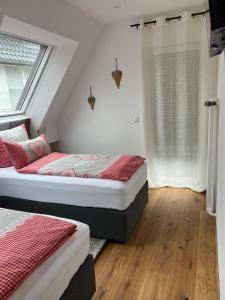 a bedroom with two beds and a window at Renatas Ferienwohnung Maria in Sasbachwalden