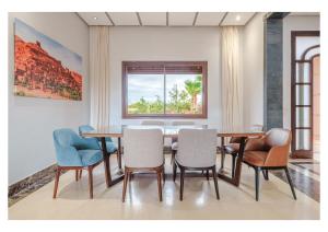 a dining room with a table and chairs at Villa Dahlia Jacuzzi, Stove, Pool in Marrakesh