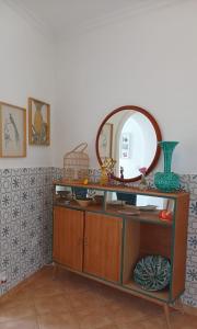 un miroir au-dessus d'une commode dans une pièce dans l'établissement Casa con piscina cerca de Sevilla, à Carrión de los Céspedes