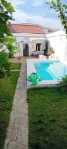 une piscine dans la cour d'une maison dans l'établissement Casa con piscina cerca de Sevilla, à Carrión de los Céspedes