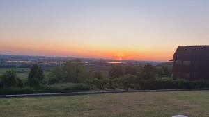 Východ nebo západ slunce při pohledu z apartmánu nebo okolí