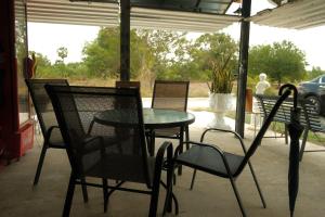 une table et des chaises assises sur une terrasse dans l'établissement Alisa Villa, Ubon Cottage, à Ban Pla Duk 36 autres photos
