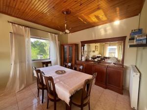 a dining room with a table and a kitchen at Privilegio apartment in Episkopianá +13 photos