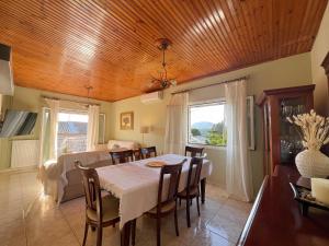 a kitchen and dining room with a table and chairs at Privilegio apartment in Episkopianá