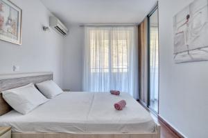 Postel nebo postele na pokoji v ubytování Seabreeze Rafailovici