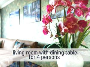 eine Vase voller rosa Blumen in einem Zimmer in der Unterkunft SUPERIOR LIVING - luxury and comfort in Bad Oeynhausen