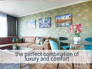 ein Wohnzimmer mit Sofa und Tisch in der Unterkunft SUPERIOR LIVING - luxury and comfort in Bad Oeynhausen