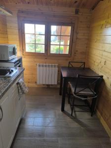 Kuchnia lub aneks kuchenny w obiekcie Cabañas Miraduero