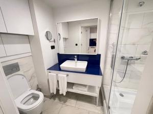 バトゥミにあるALTO Orbi Residenceの洗面台、トイレ、シャワー付きのバスルーム +7枚の写真