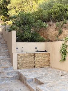 Un muro de contención con un fregadero y escaleras en un patio. en Villa Sabbia, en Lecci