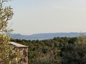 una casa con vistas a las montañas y al agua en Villa Sabbia, en Lecci