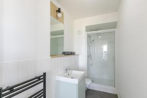 Et badeværelse på 2P moderne avec balcon et vue à Massy Palaiseau + 48 billeder