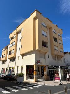 a building on the corner of a street at Studio 100m de la mer et port in Valras-Plage