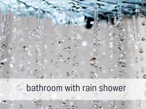 ein Haufen Regentropfen hängen von der Decke in der Unterkunft SUPERIOR LIVING - luxury and comfort in Bad Oeynhausen