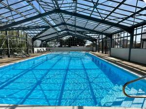 Bazén v ubytovaní COTTAGE 2chambres-piscine-mer-plages-pistes cyclables alebo v jeho blízkosti