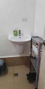 Et badeværelse på Davao Airport Holiday home- ALPA Rentals