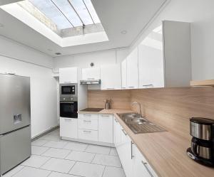 Η κουζίνα ή μικρή κουζίνα στο Maison spacieuse, proche commodités & transports +23 φωτογραφίες