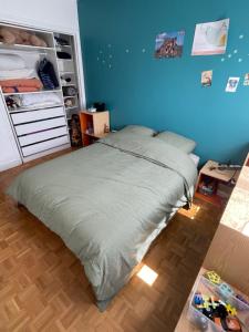 Letto o letti in una camera di Appartement familiale Paris - Mairie des Lilas
