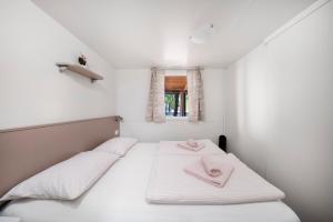Ένα ή περισσότερα κρεβάτια σε δωμάτιο στο MARINO mobile home, Camp SOLINE