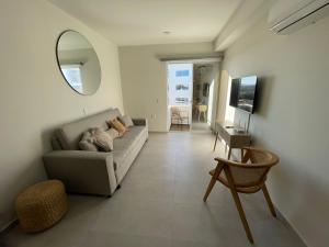 a living room with a couch and a mirror at Mazablue, alberca más grande de México in Mazatlán