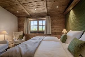 施特罗布尔Arnestgut的一间卧室，配有一张大床和一扇窗户。 更多122张照片