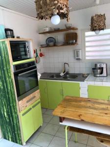 Kuchyň nebo kuchyňský kout v ubytování la maison des bois flottés